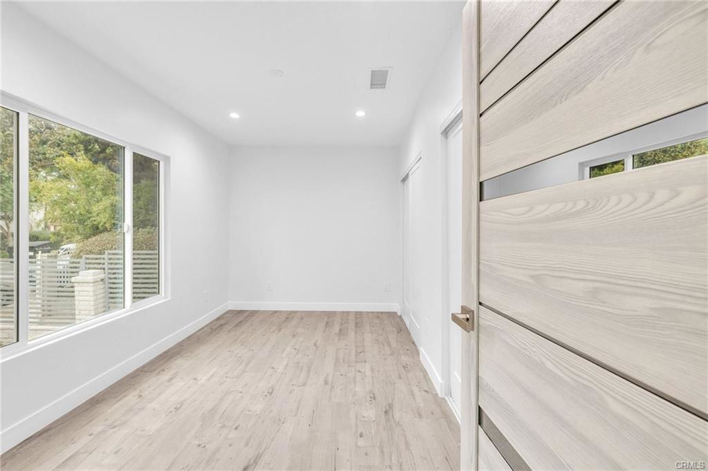 1832 N Alexandria Ave - Photo 2 of 8