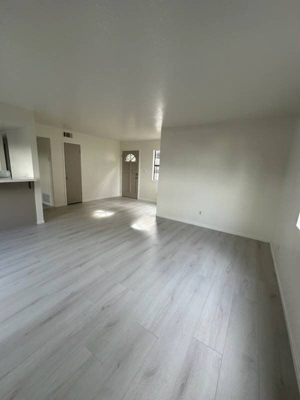 917 Peninsula St - Photo 3 of 7