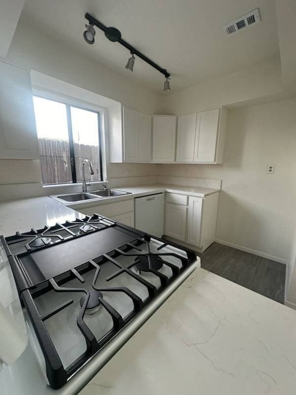 917 Peninsula St - Photo 4 of 7