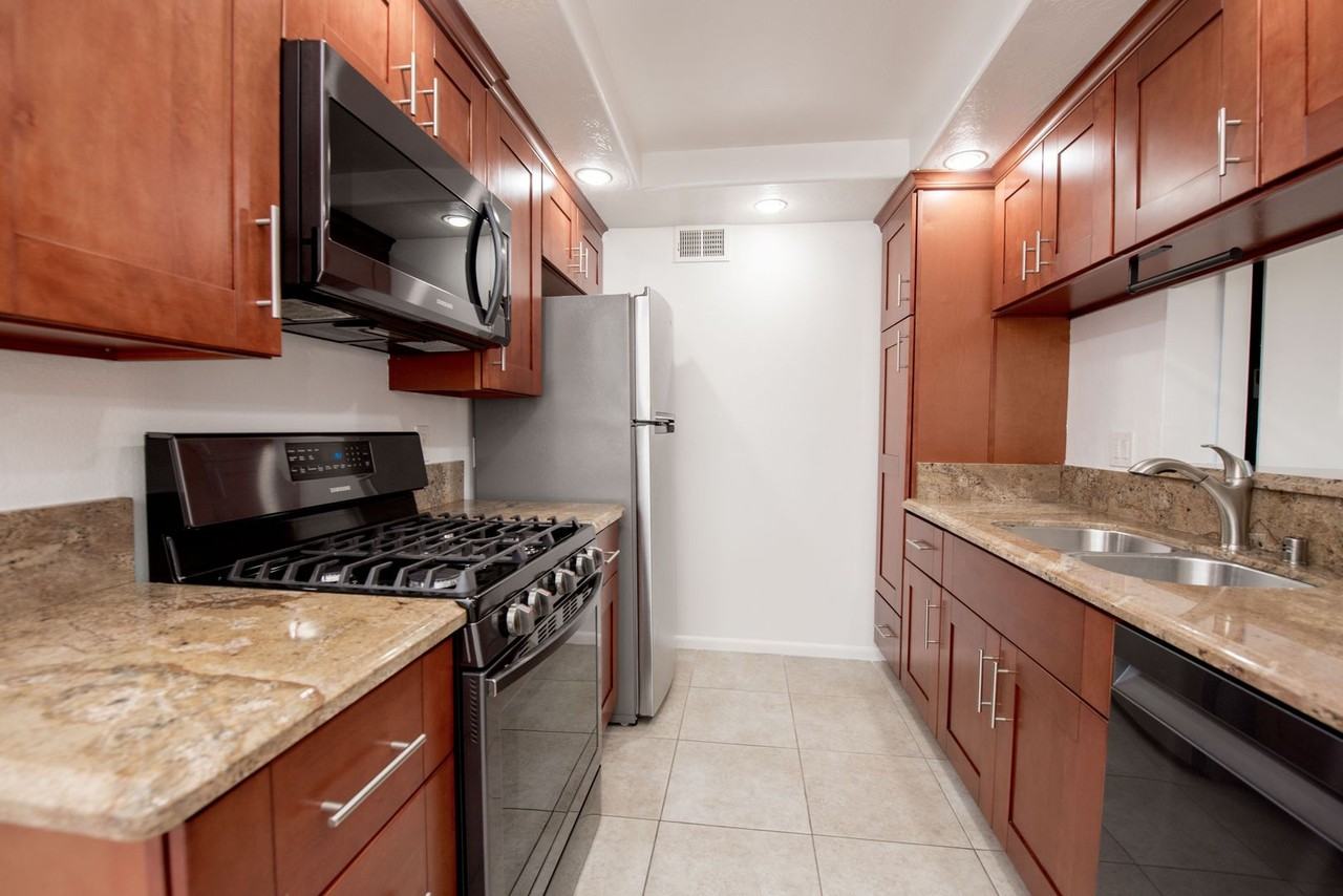 2323 Huntington St #902 - Photo 5 of 32