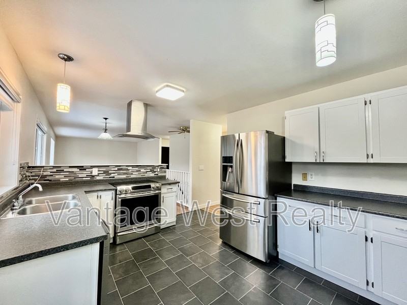 3186 Mcleod Rd - Photo 3 of 31