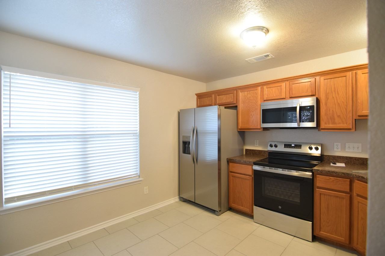 408 West Avenue I - Photo 4 of 19