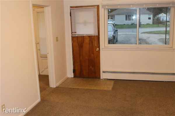 614 1/2 Pleasant St - Photo 3 of 5