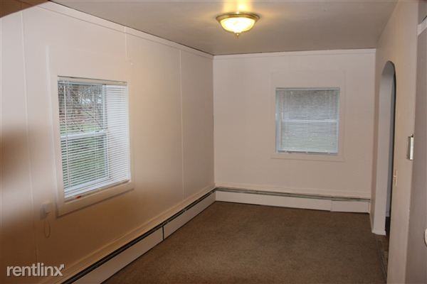 614 1/2 Pleasant St - Photo 2 of 5