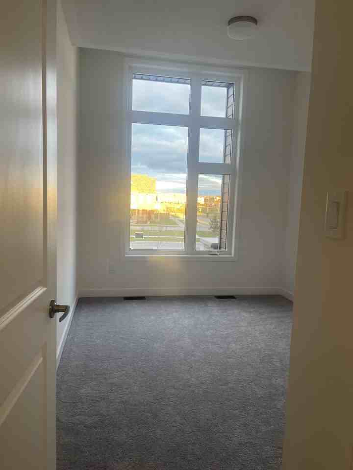 171 Haldimand Crescent - Photo 2 of 8