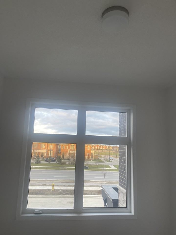 171 Haldimand Crescent - Photo 3 of 8