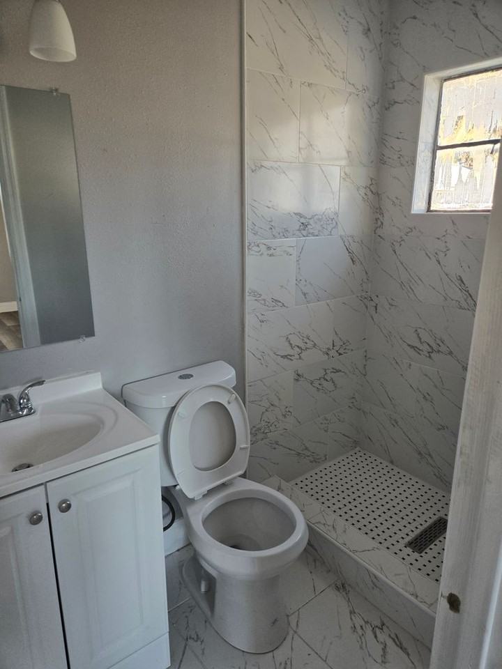 4352 6th St - Photo 2 of 9