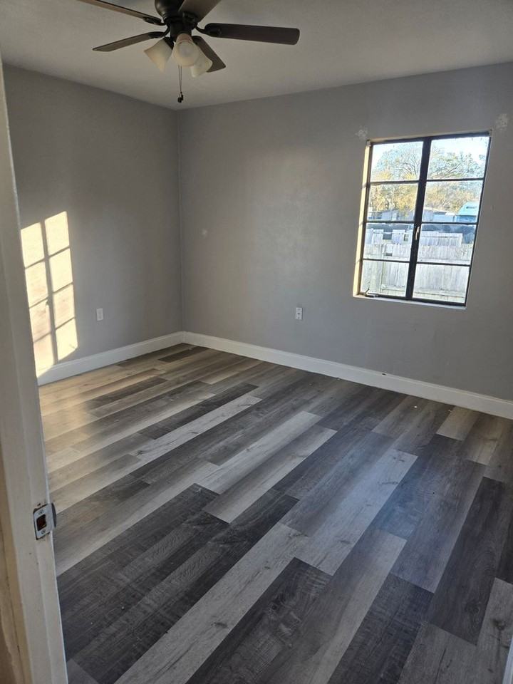 4352 6th St - Photo 3 of 9