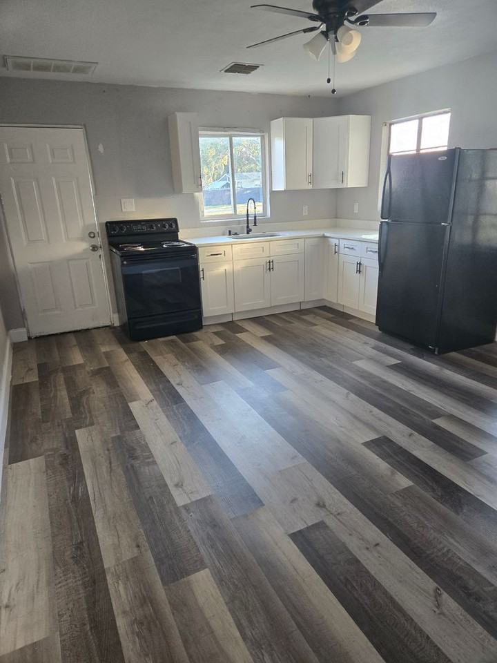 4352 6th St - Photo 4 of 9