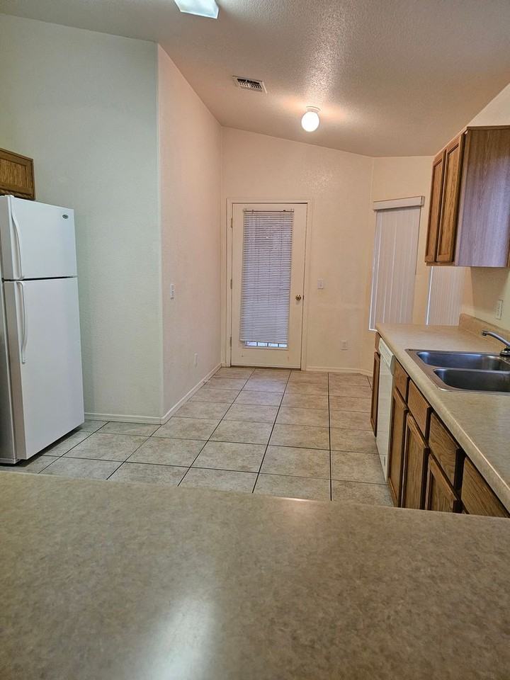 5330 Sonora St - Photo 3 of 12