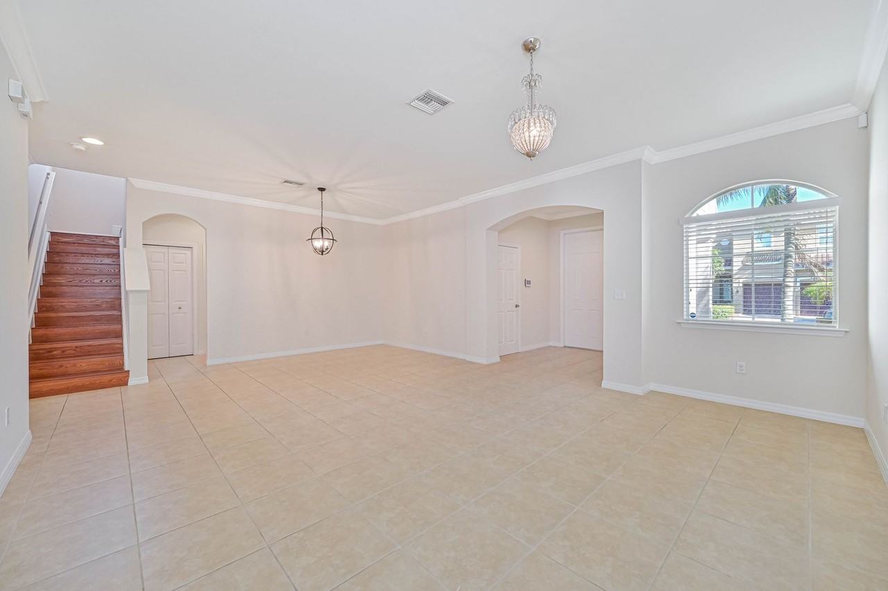 8458 Sumner Ave - Photo 3 of 29