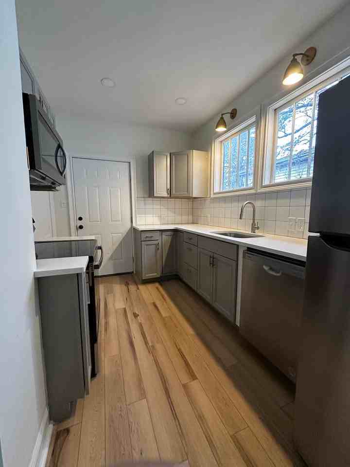 805 Cabell St - Photo 2 of 21
