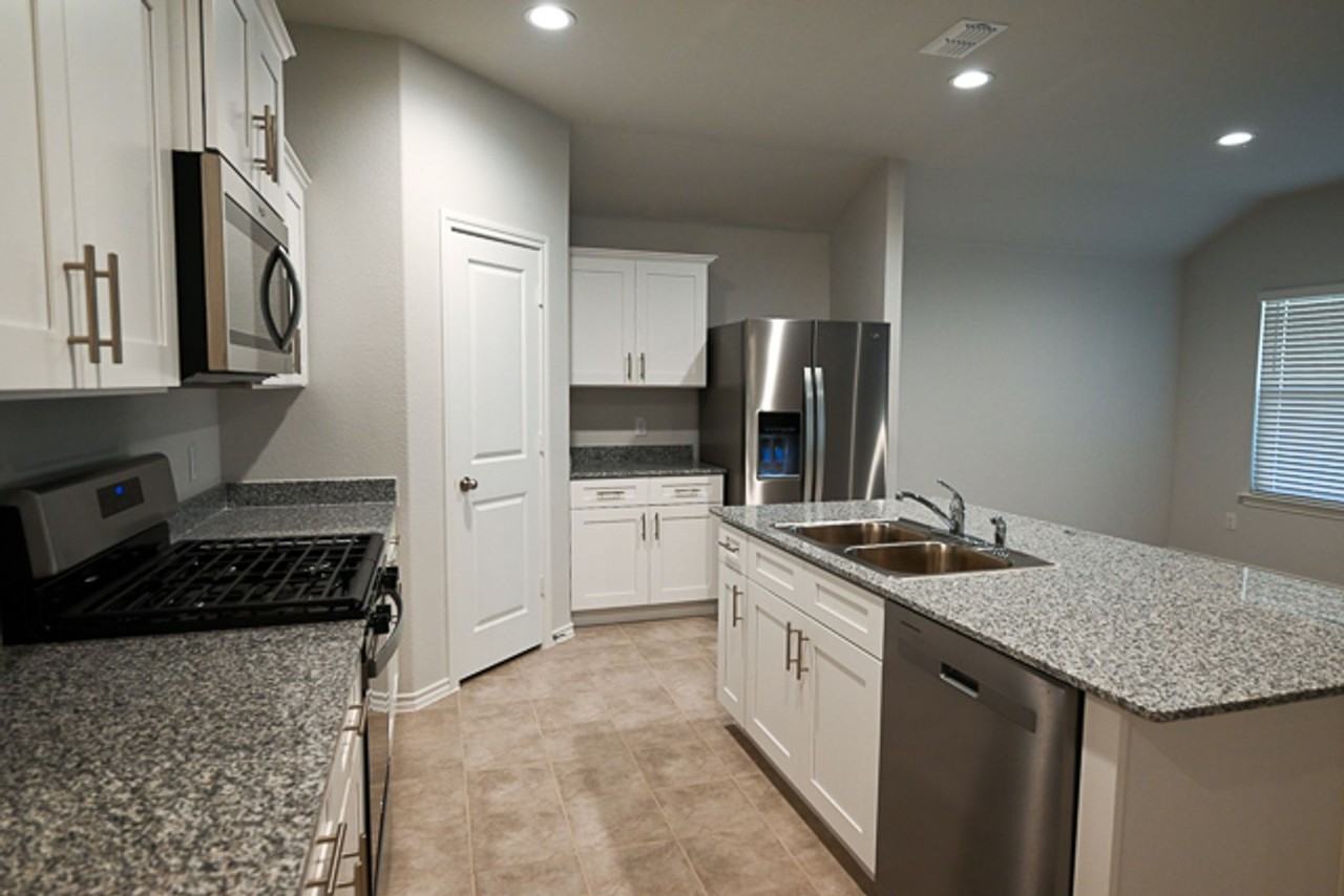 524 Derby Ln - Photo 3 of 20