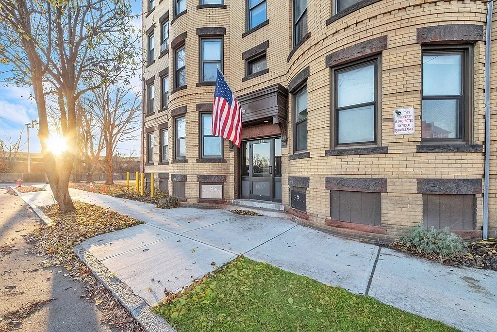 649 S Summer St #3R - Photo 4 of 10