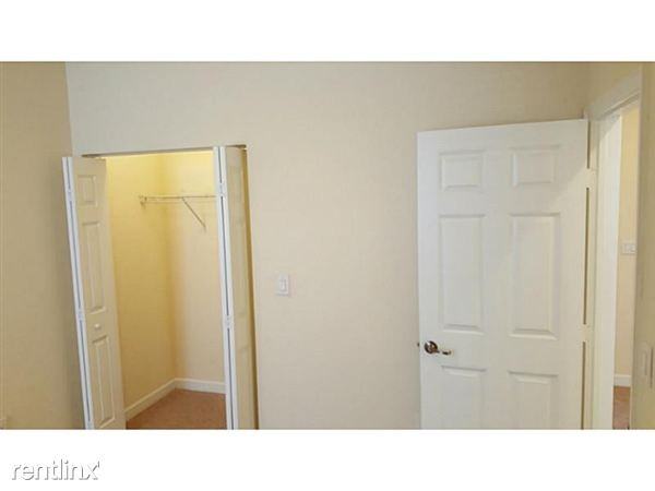 3205 SE 6th St - Photo 2 of 10