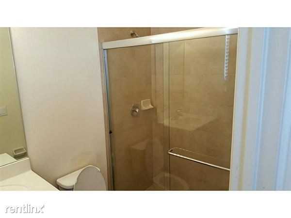 3205 SE 6th St - Photo 3 of 10