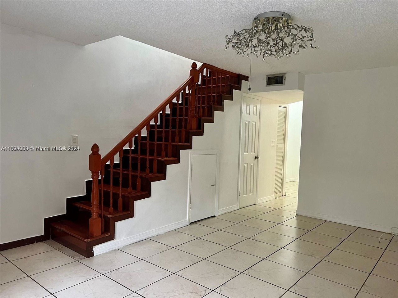 918 Sw 7th St #3-2 - Photo 3 of 8