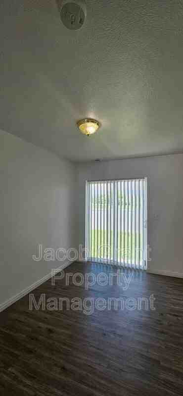 3528 Greenfield Dr - Photo 3 of 11