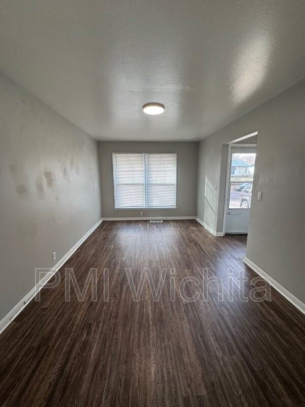 2326 S Broadview St - Photo 2 of 10