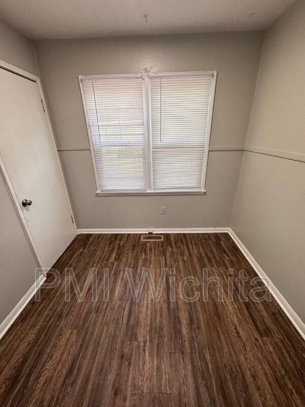 2326 S Broadview St - Photo 3 of 10