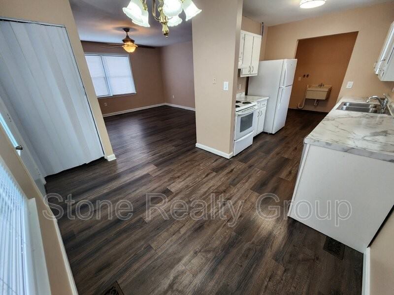1040 Helen Ave - Photo 2 of 9