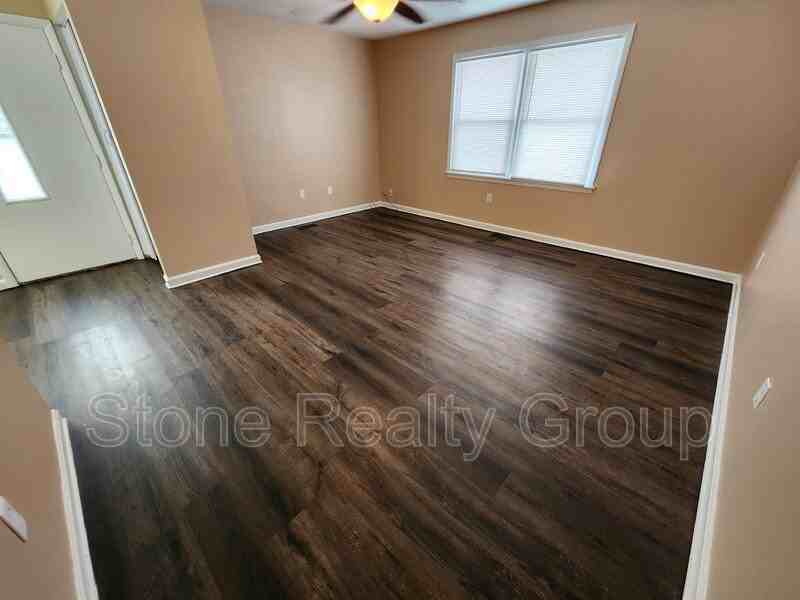 1040 Helen Ave - Photo 3 of 9