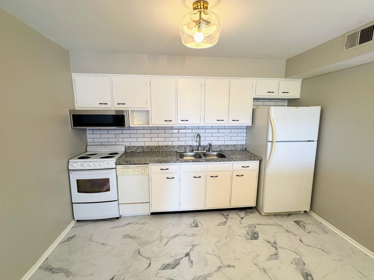 2439 Alexandria Pike - Photo 3 of 6