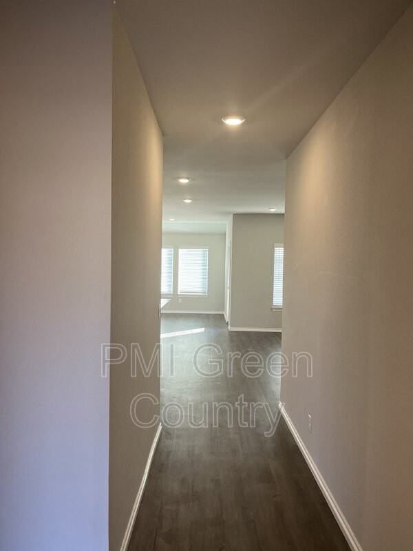 425 S Buffalo Ave - Photo 3 of 26