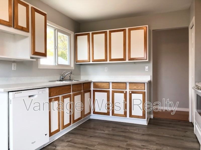 2442 Margaret Rd - Photo 2 of 15