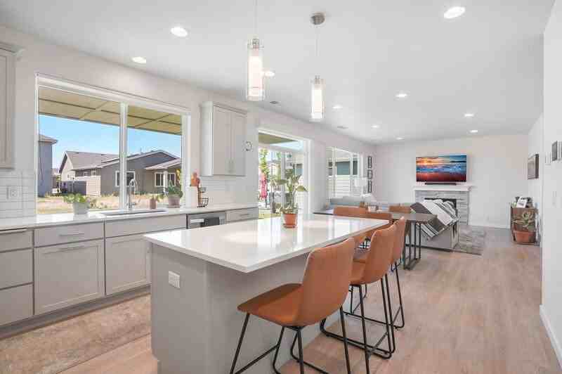 7025 N Degas Dr - Photo 3 of 25