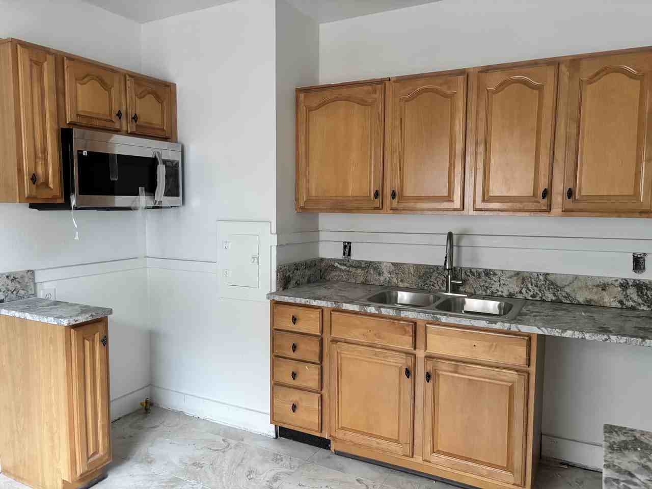 3242 Clairmount St #1stFL - Photo 3 of 4