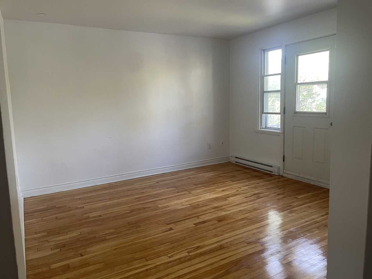 5100 Av Bourbonnière #6 - Photo 2 of 12