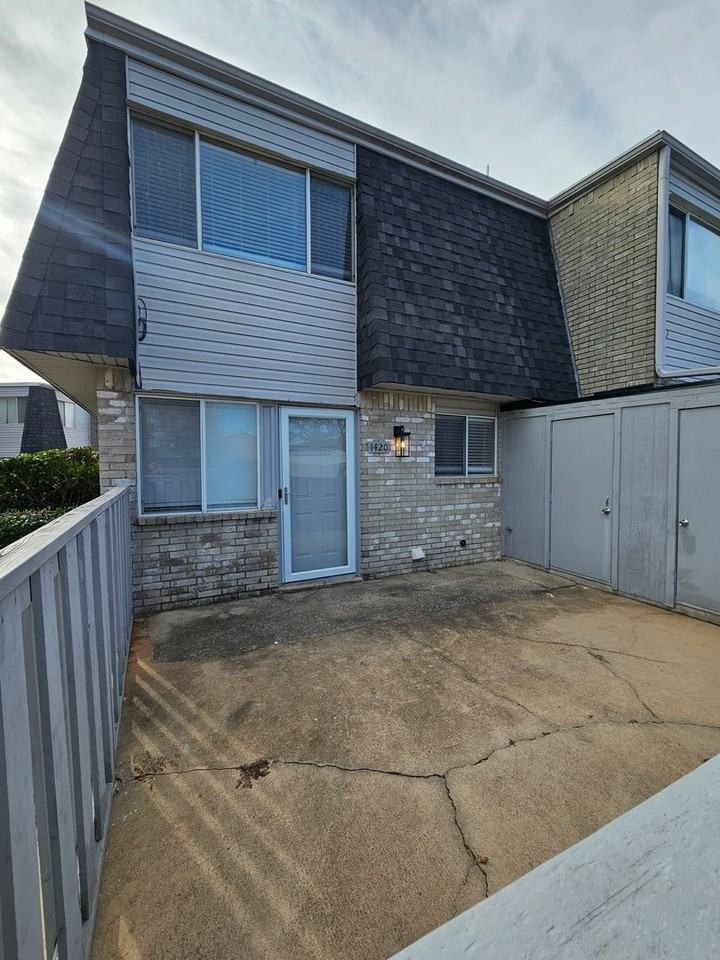 1420 Bill Carrol Dr - Photo 2 of 19