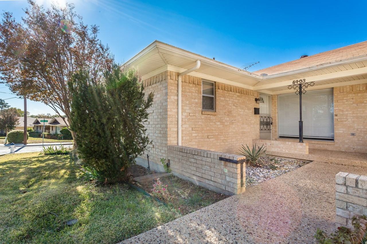 8403 Lullwater Dr - Photo 2 of 32