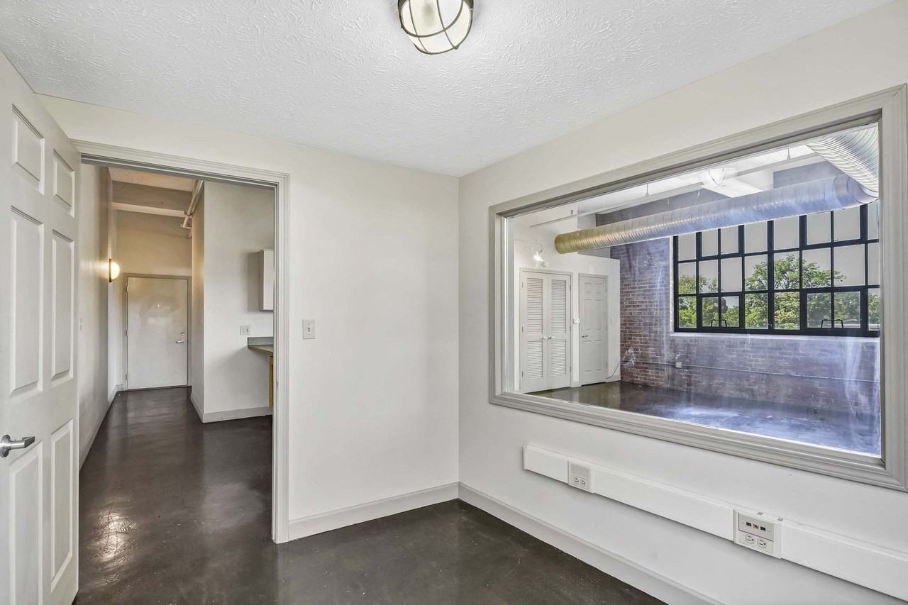 Beautiful Two Bedroom Apartment available. APPLY BEFORE JAN 25 AND GET ONE MONTH FREE - Photo 3 of 13