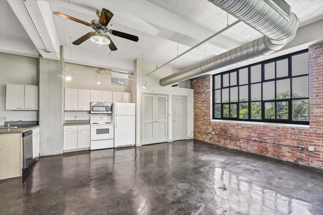 Beautiful Two Bedroom Apartment available. APPLY BEFORE JAN 25 AND GET ONE MONTH FREE - Photo 4 of 13