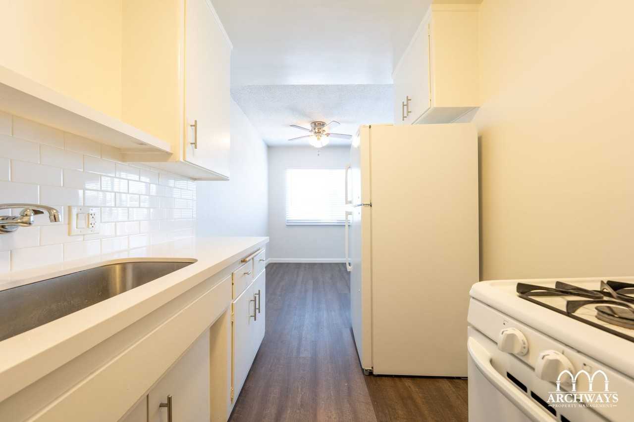 2320 Virginia Ave #06 - Photo 7 of 13