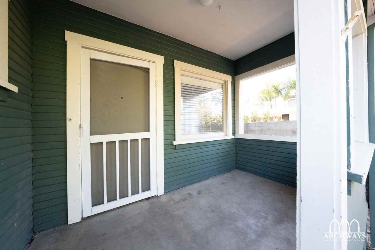 2320 Virginia Ave - Photo 2 of 20