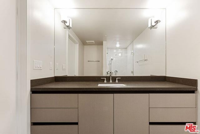 837 S Harvard Blvd #606 - Photo 2 of 8