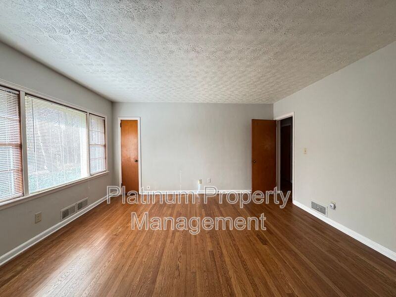 1656 Delowe Dr Sw - Photo 3 of 23