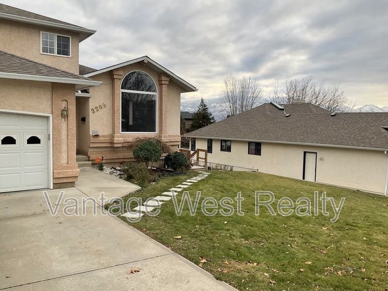 2205 - Photo 2 of 33