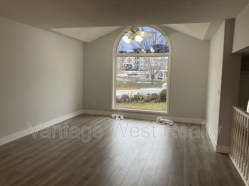 2205 - Photo 3 of 33