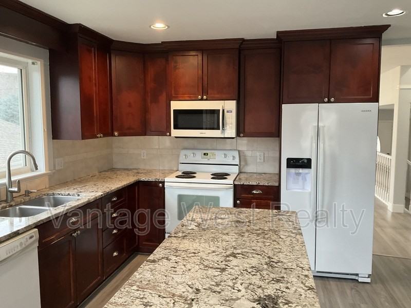 2205 - Photo 4 of 33