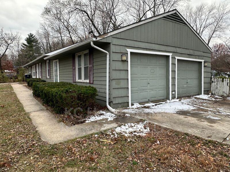 11214 Greenwood Rd - Photo 3 of 37