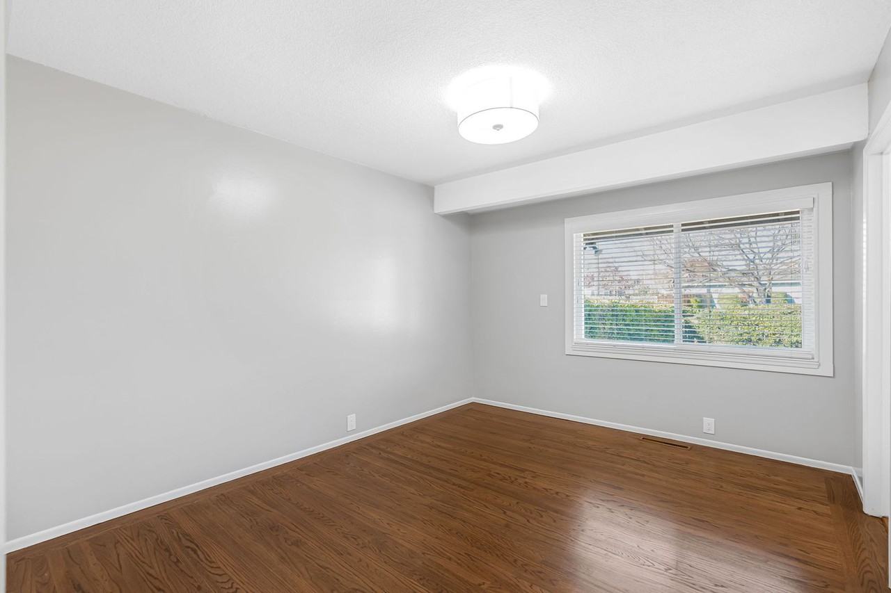 1902 Rosswood Dr - Photo 4 of 31