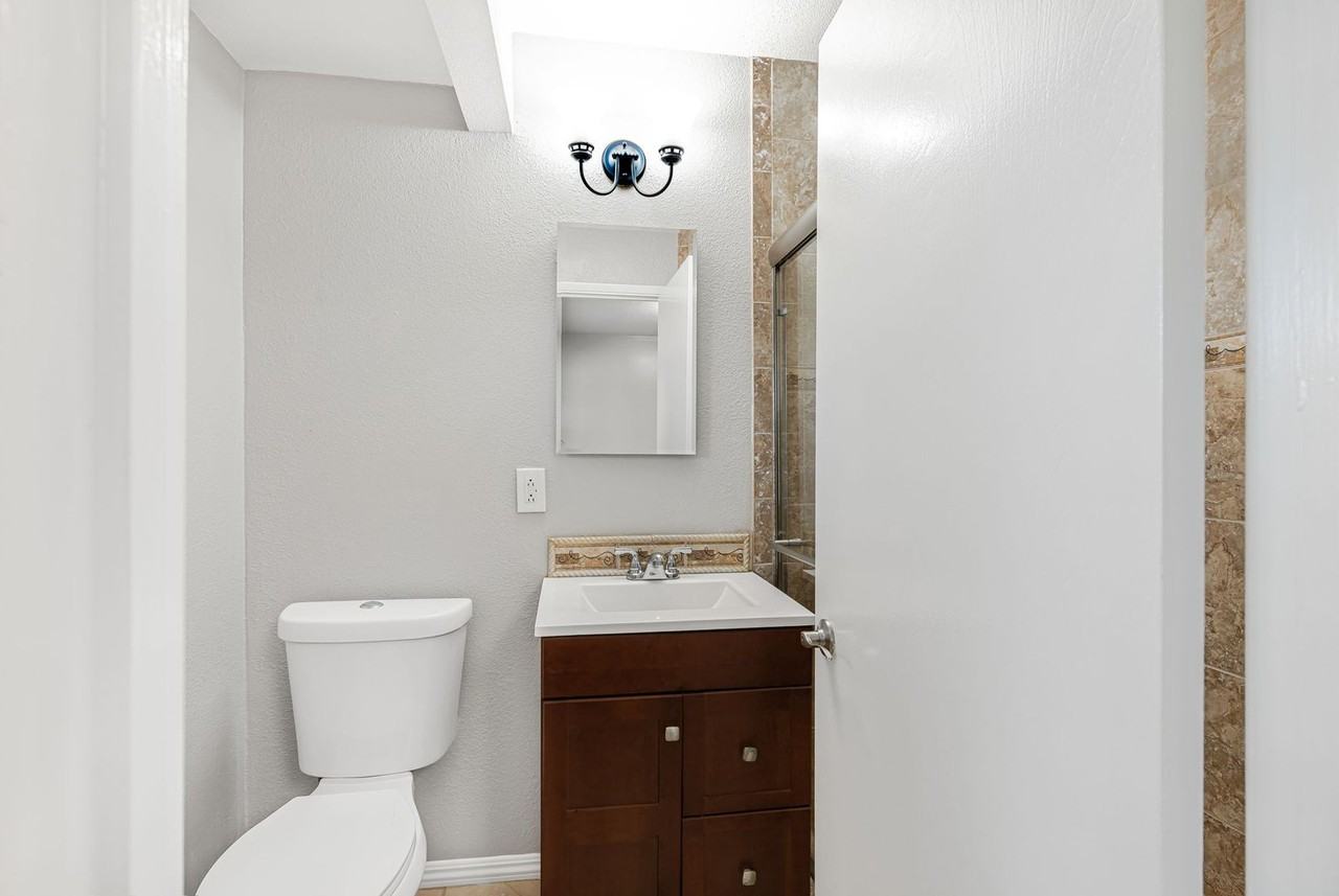 1902 Rosswood Dr - Photo 5 of 31