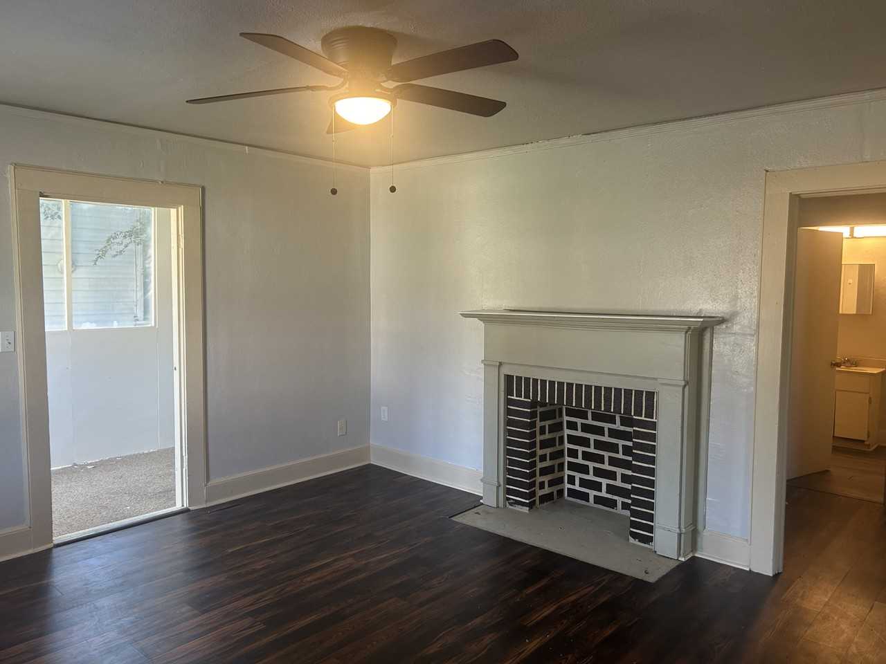 1046 33Rd St - Photo 2 of 8