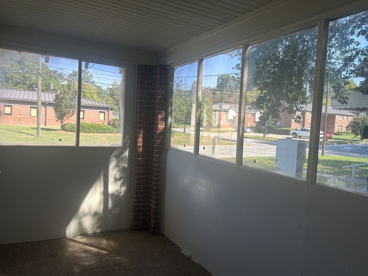 1046 33Rd St - Photo 3 of 8