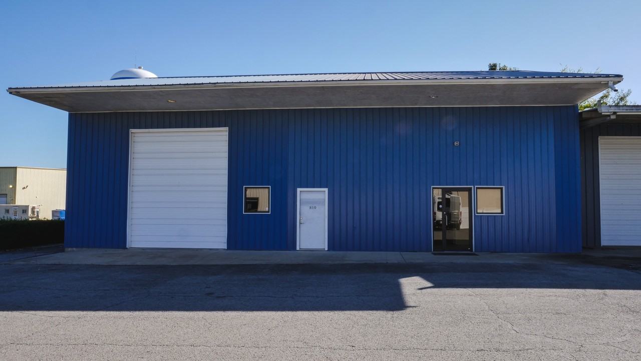 810 Skyline Dr - Photo 2 of 15