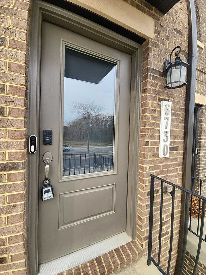 6730 Belcrest Rd - Photo 2 of 33